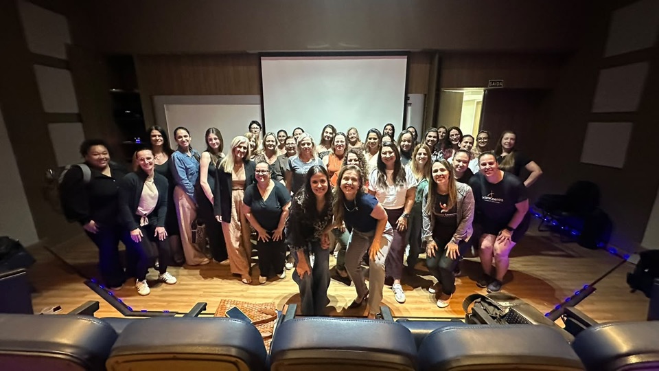 Grupo de mulheres em capacitação sobre inteligência artificial
