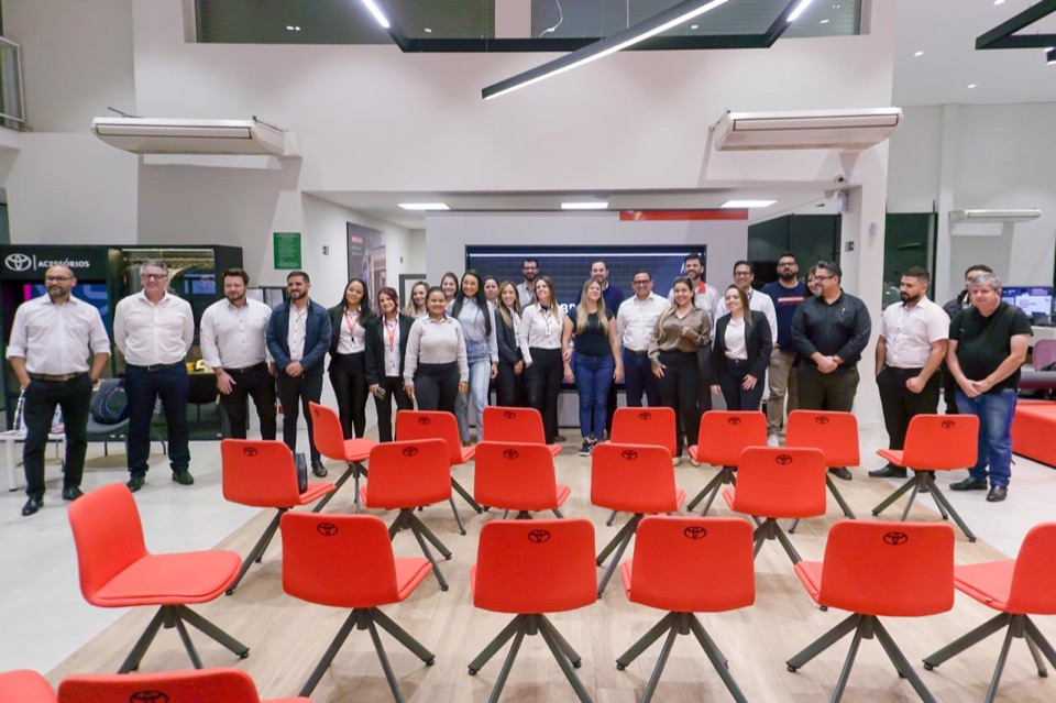 Equipe reunida em treinamento presencial de IA em concessionária Toyota Mori