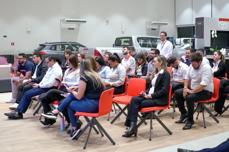 Equipe comercial em treinamento de IA dentro de concessionária Toyota
